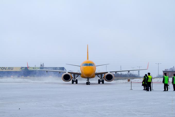 В аэропорту Саратова трап для самолета застрял в сугробе 95c281ebbfb9c1c9414c7971fef7a349.jpg
