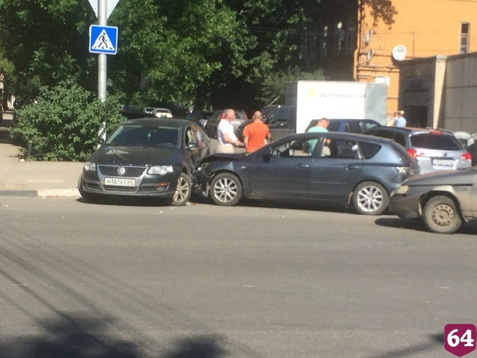 В центре Саратова столкнулись 3 автомобиля 