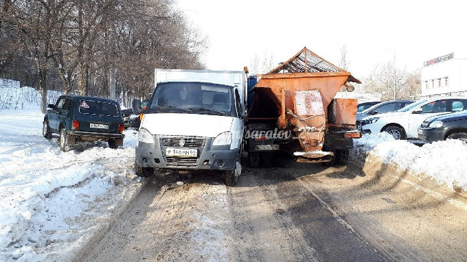 Международная парализована из-за ДТП со снегоуборочным грузовиком 