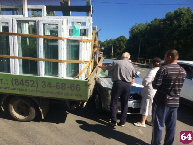 В Саратове иномарка врезалась в «Газель» с пластиковыми окнами 