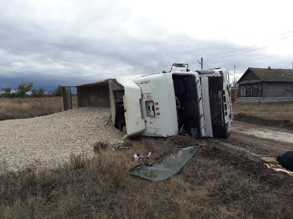 Водитель опрокинул грузовик со щебнем в кювет 