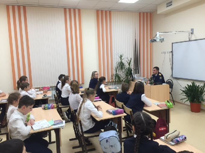 Следователь рассказал школьникам о подвиге летчика Александра Наконечникова