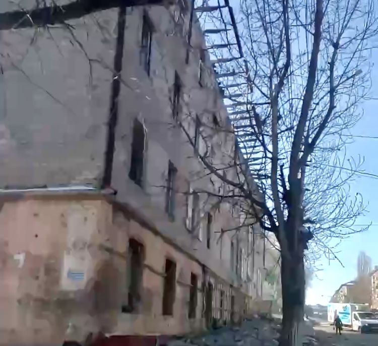 В Саратове прохожих едва не завалило кирпичами с расселенного дома