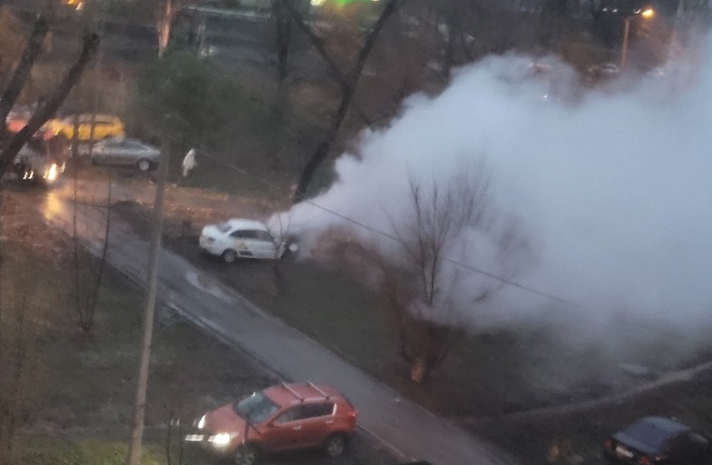Под Саратовом горел автомобиль службы такси