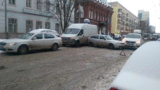 В центре Саратова столкнулись 4 автомобиля 