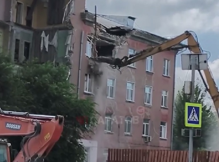 В Саратове разбирают дом с рухнувшими подъездами