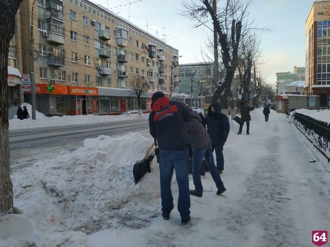 Жители Саратова личным примером призвали помочь в уборке снега 