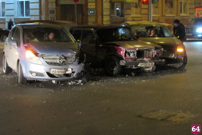 В центре Саратова столкнулись 5 автомобилей