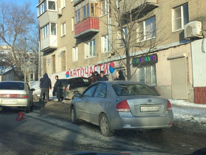 На Мясницкой иномарка врезалась в дом после столкновения с «Ладой» 