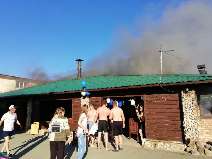 В «Ассамблее» отдыхающие тушили загоревшуюся беседку
