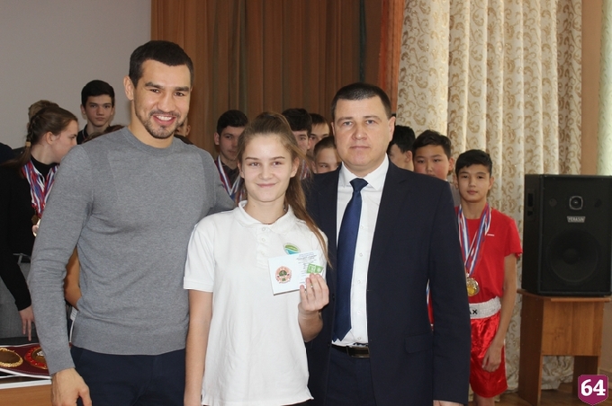 Артем Чеботарев дал мастер-класс юным боксерам из родного поселка