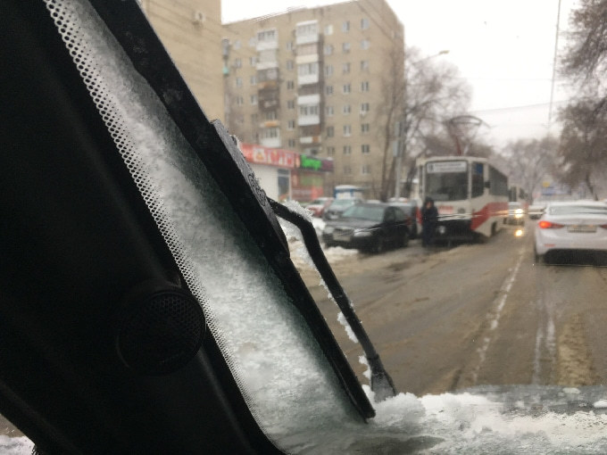 В Саратове припаркованный автомобиль перегородил проезд трамваю 