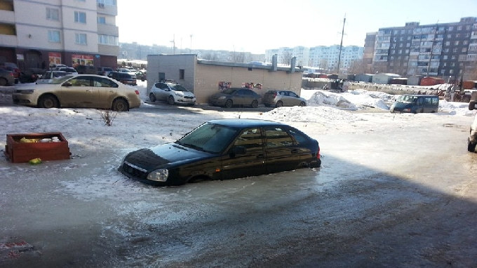Саратовец опубликовал снимки скованного льдом автомобиля 