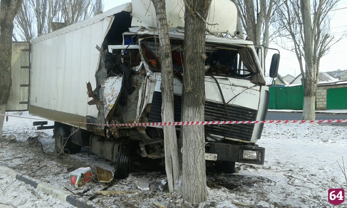 В Саратове грузовик с отказавшими тормозами протаранил дерево