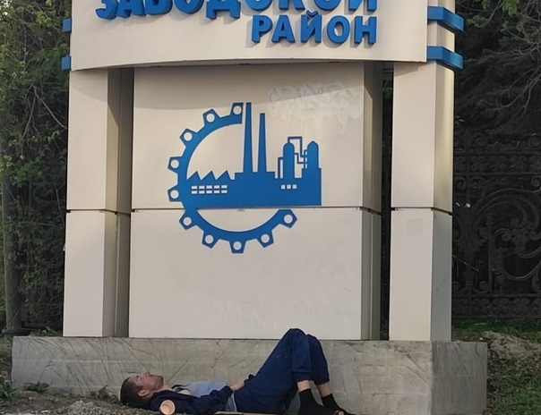 Саратовец «культурно» уснул под стелой Заводского района