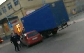 На Рахова красная иномарка протаранила грузовую «Газель»