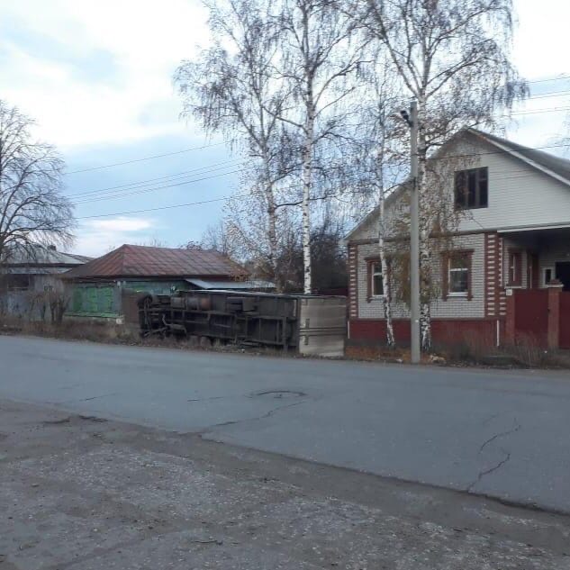 Под Саратовом грузовик опрокинулся после ДТП со столбом