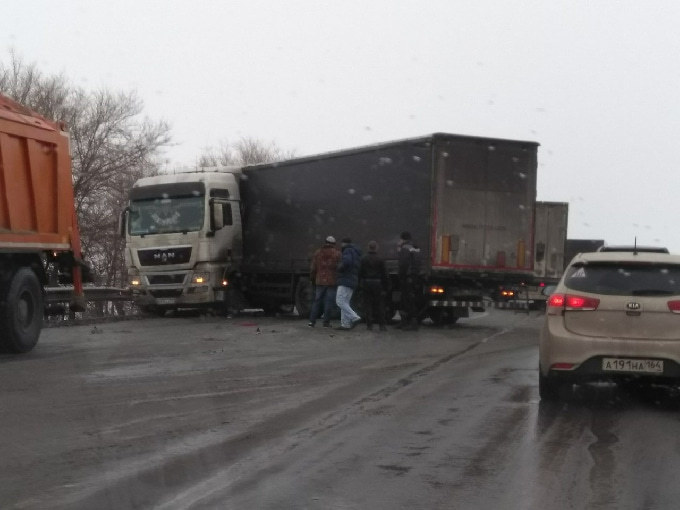 Под Хвалынском на гололеде фуру вынесло в отбойник