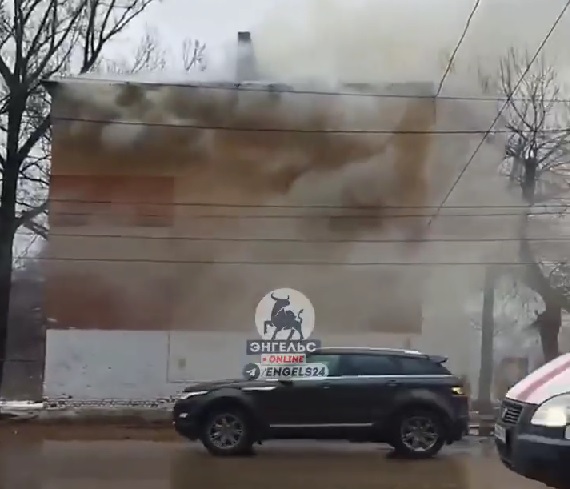 В Энгельсе пожарные тушат 3-этажный расселенный дом