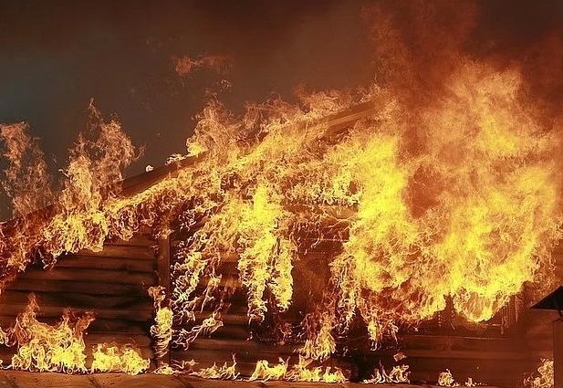 Пожарные эвакуировали из горящего дома под Саратовом 15 человек