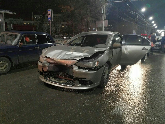 В Саратове при столкновении 5 автомобилей пострадал 10-летний мальчик