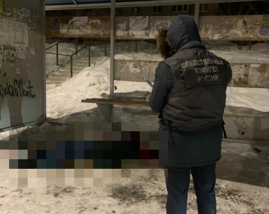 В Саратове на остановке нашли труп мужчины с кровоподтеками