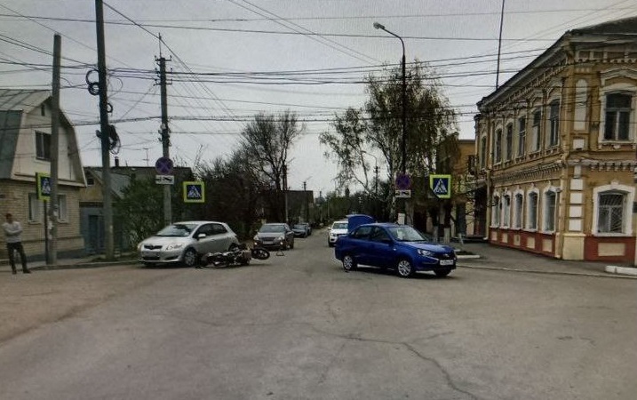 В Энгельсе мотоциклист покалечился в аварии с «Грантой»