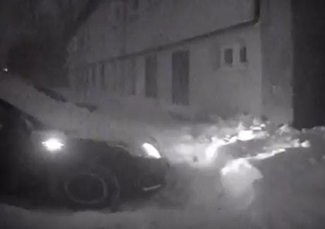 В Саратове упавший с крыши снег повредил автомобили