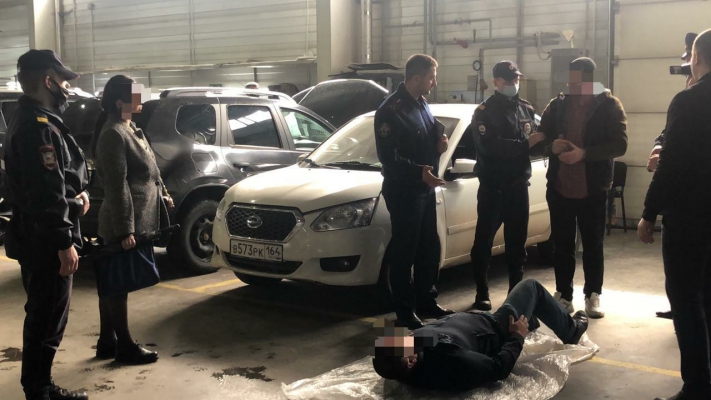 В Саратове охранник автосалона насмерть забил коллегу и бросился в бега