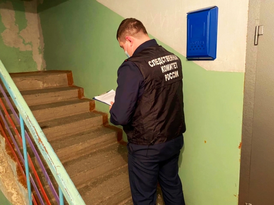 Жильцы нашли в подъезде мертвого мужчину