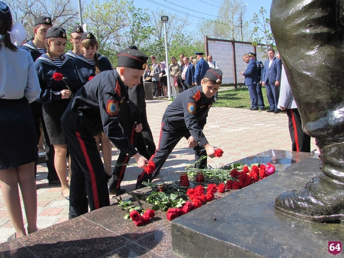  В Саратове увековечили имя погибшего в Сирии летчика 