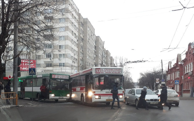В центре Саратова столкнулись 2 автобуса с пассажирами