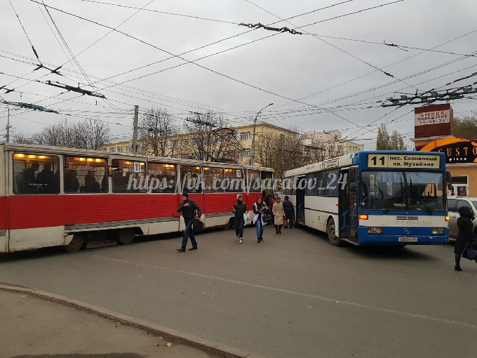 В центре Саратова трамвай протаранил автобус с пассажирами
