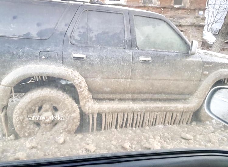 В Саратове автомобили превратились в ледяные глыбы из-за коммунальной аварии