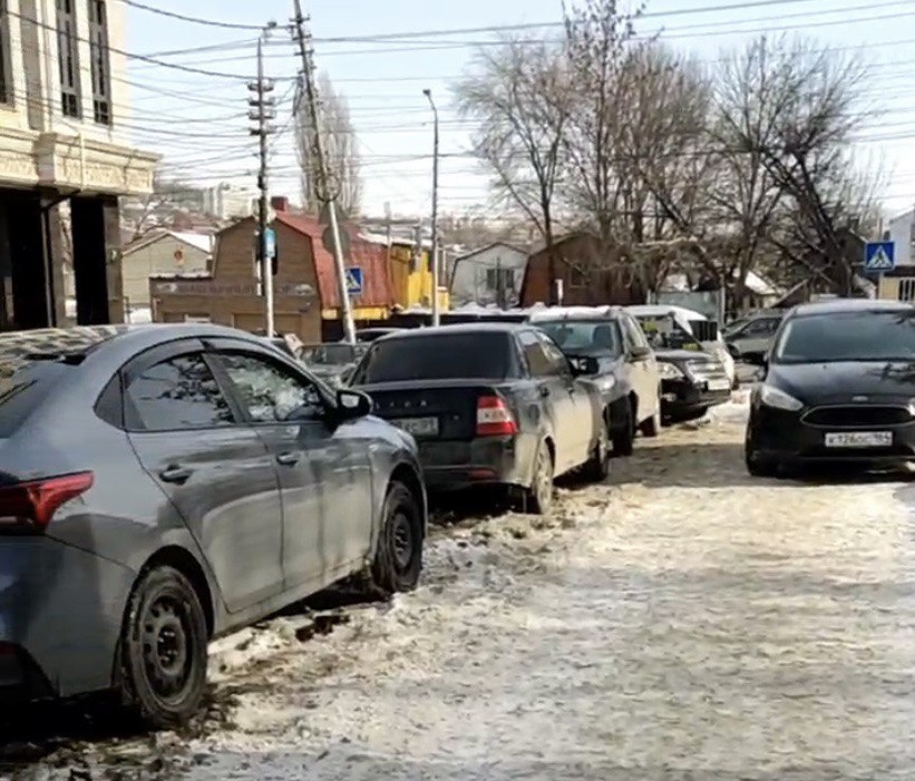Автохамов наказали на неправильную парковку в центре Саратова