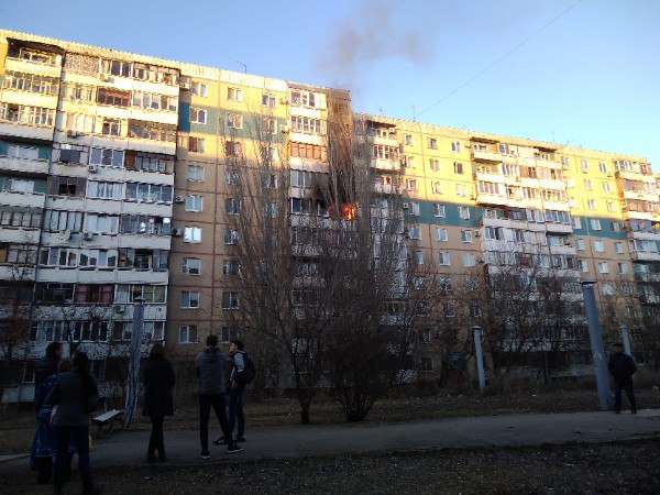 В Саратове пожарные тушили балкон высотки  