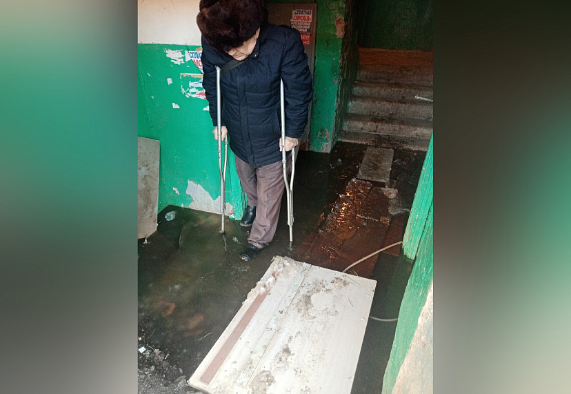В Энгельсе из-за неисправной канализации затопило подвалы 100 домов