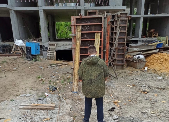 Рабочего придавило опалубкой в строящемся доме на Лунной