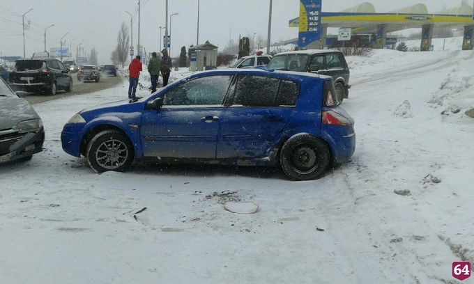 Тройное ДТП заблокировало выезд из Саратова