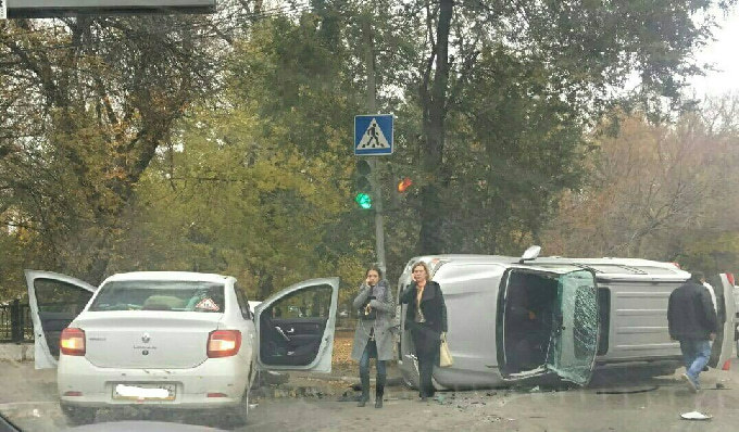 На Астраханской опрокинулся Land Cruiser