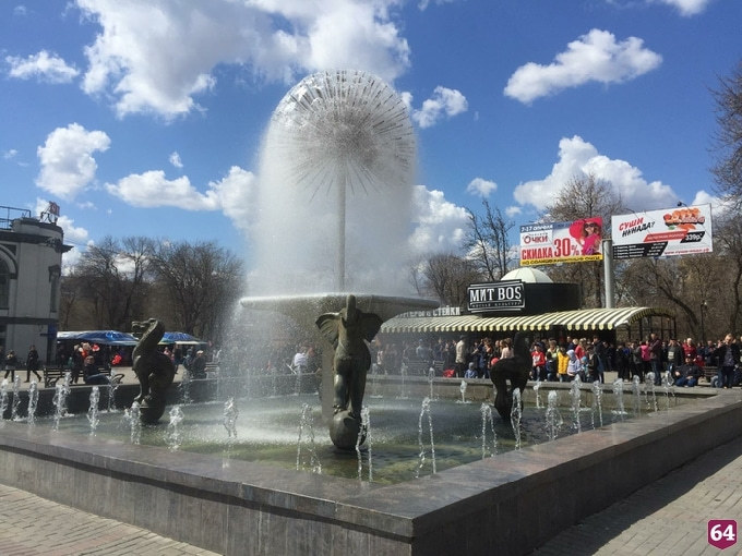 В Саратове начал работать фонтан «Одуванчик»