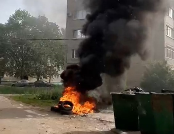 Неизвестные подожгли автошины во дворе жилого дома