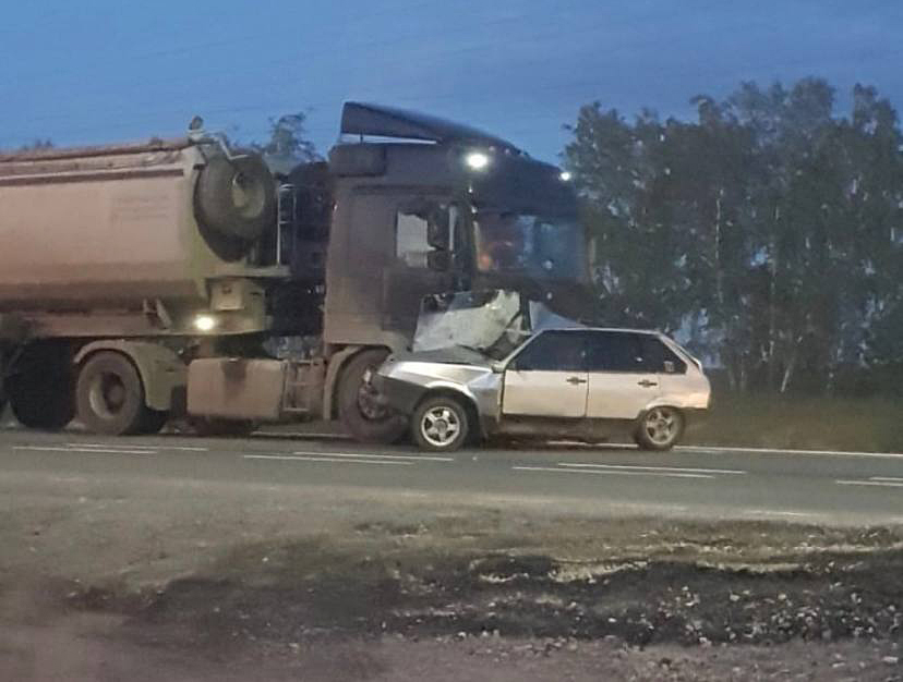 Водитель «Лады» чудом уцелел в ДТП с грузовиком под Саратовом