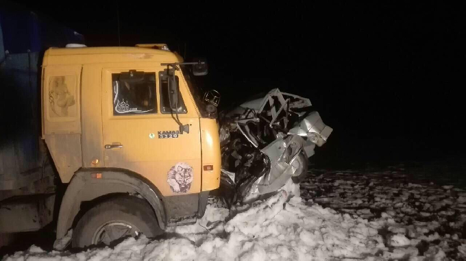 В лобовом столкновении с КамАЗом разбился водитель «Лады»