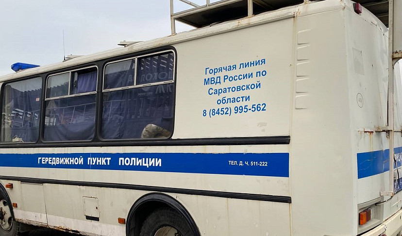 Шестеро налетчиков выломали дверь в квартиру саратовца и избили его палкой 