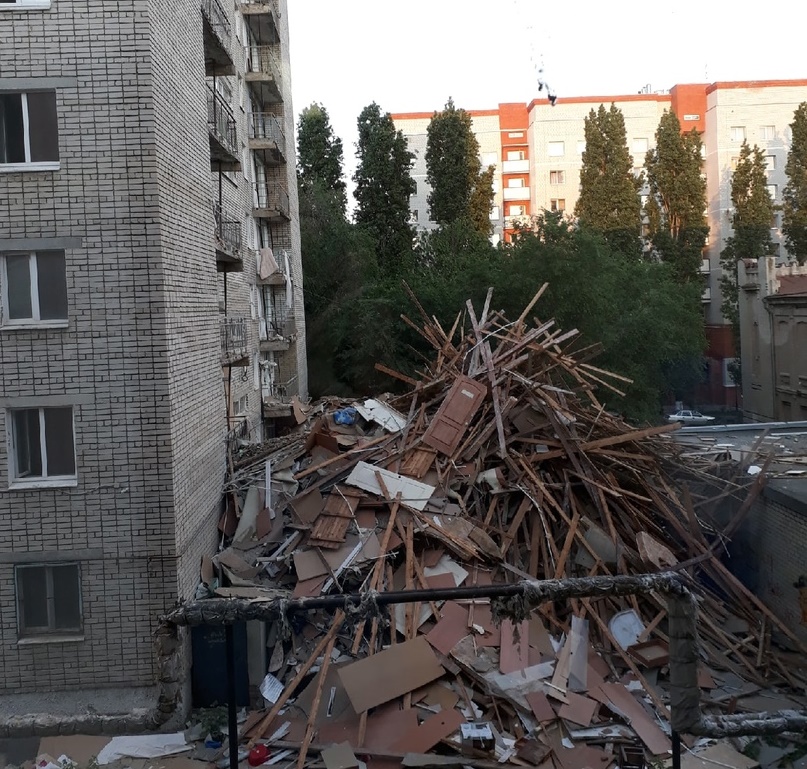 Общежитие в Саратове по второй этаж завалили строительным мусором