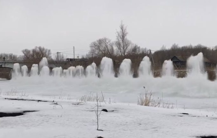 Спасатели взорвали лед на реке под Саратовом
