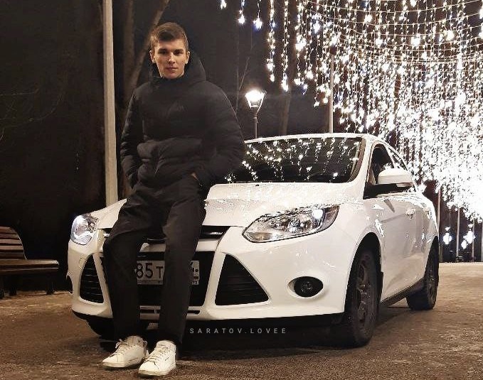 В Саратове автохам устроил фотосессию под «звездным небом» 