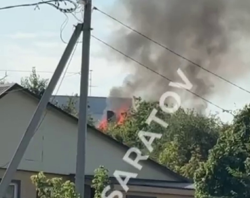 В Саратове горит расселенный дом 