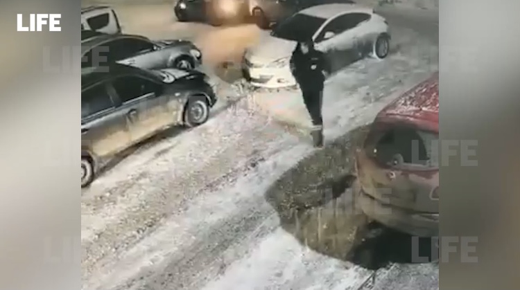 В Саратове соседи обвинили полицейского в порче автомобилей